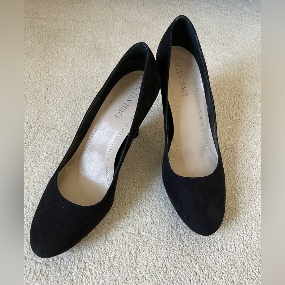 Beautiful Ellen Tracy black suede heels size 8 like new